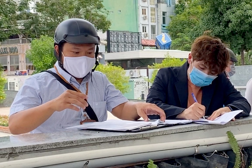 TPHCM: Xử phạt nhiều người không đeo khẩu trang nơi công cộng - 1 TPHCM: Xử phạt nhiều người không đeo khẩu trang nơi công cộng - 1