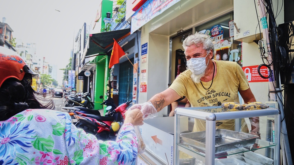 Du khách người Pháp mưu sinh bằng nghề bán chuối chiên vì Covid-19 - 12 Du khách người Pháp mưu sinh bằng nghề bán chuối chiên vì Covid-19 - 12