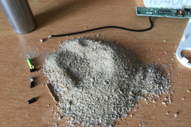 "Choáng" với pin sạc dự phòng chứa toàn cát