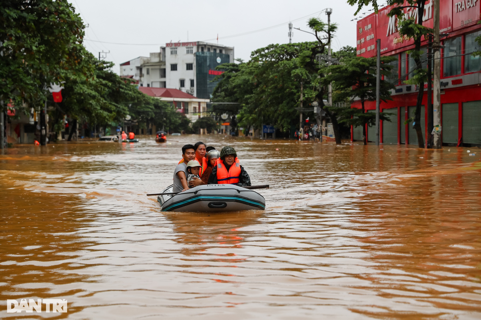 Chạy đua với thời gian cứu người già, trẻ nhỏ khỏi vùng ngập lụt ở Yên Bái - 2