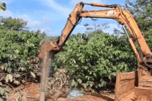 Giếng khoan phun ra cột khí và nước cao gần 10m: Trụ bê tông bị đẩy lên