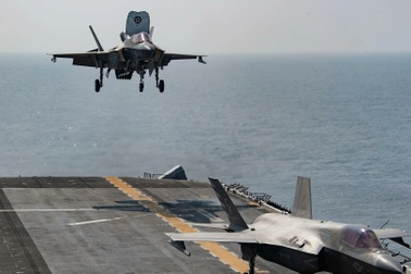 Máy bay chiến đấu Anh lao xuống biển