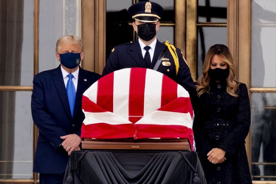Ông Trump bị la ó khi tới đám tang thẩm phán Tòa án Tối cao Mỹ - 1 Ông Trump bị la ó khi tới đám tang thẩm phán Tòa án Tối cao Mỹ - 1