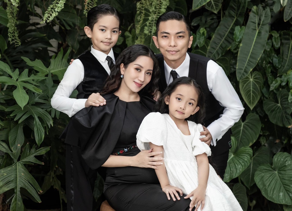 Khánh Thi mang bầu lần 3: Sắp sinh vẫn khoe dáng gợi cảm, ông xã cưng chiều - 10 Khánh Thi mang bầu lần 3: Sắp sinh vẫn khoe dáng gợi cảm, ông xã cưng chiều - 10