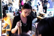 Cô gái xinh đẹp bỏ tiếp viên hàng không, bán hàng chợ đêm kiếm bộn mỗi tối