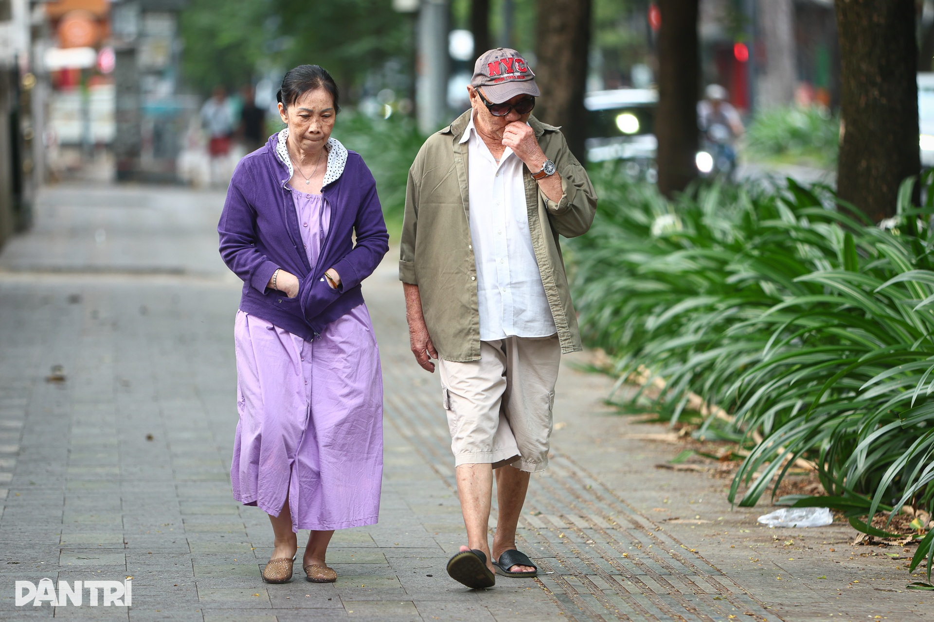 Người dân TPHCM đốt lửa sưởi ấm khi nhiệt độ xuống 19 độ C - 11