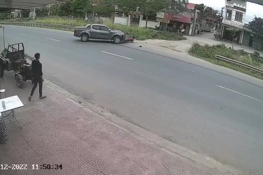 Xe máy phóng nhanh lao thẳng vào ô tô đang sang đường