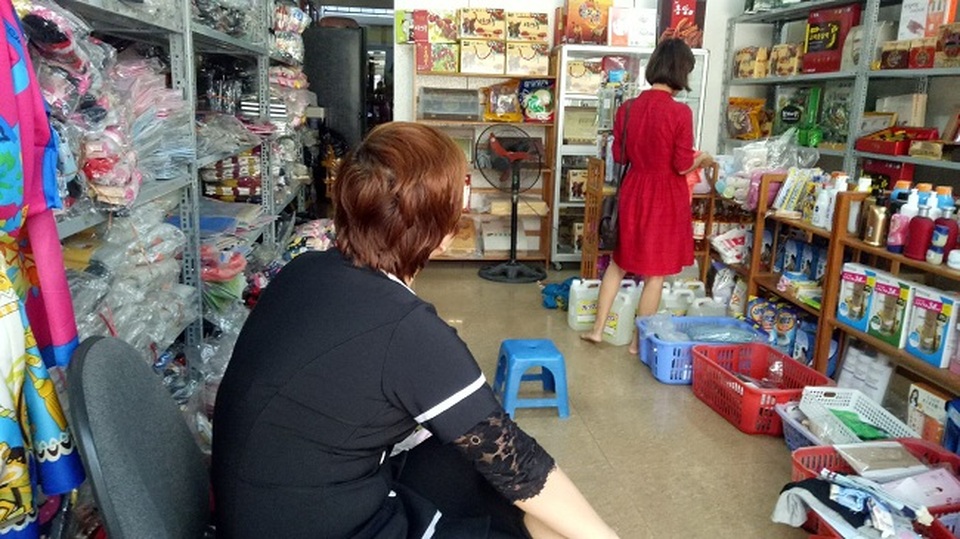 Sau lệnh “siết” hàng xách tay, bất ngờ với cảnh tượng tại phố Nguyễn Sơn - 1 Sau lệnh “siết” hàng xách tay, bất ngờ với cảnh tượng tại phố Nguyễn Sơn - 1