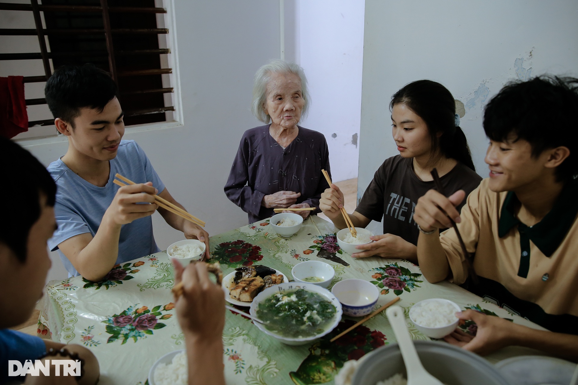 Tui không giàu, chỉ có căn nhà 30 năm đón tụi nhỏ sinh viên nghèo vào ở - 3 Tui không giàu, chỉ có căn nhà 30 năm đón tụi nhỏ sinh viên nghèo vào ở - 3
