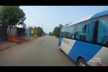 Tình huống xe khách không nhường đường cho xe cấp cứu gây nhiều tranh cãi