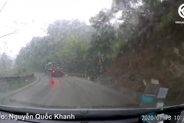 Xe ben phanh “lết bánh” để tránh người đi xe máy chạy ẩu