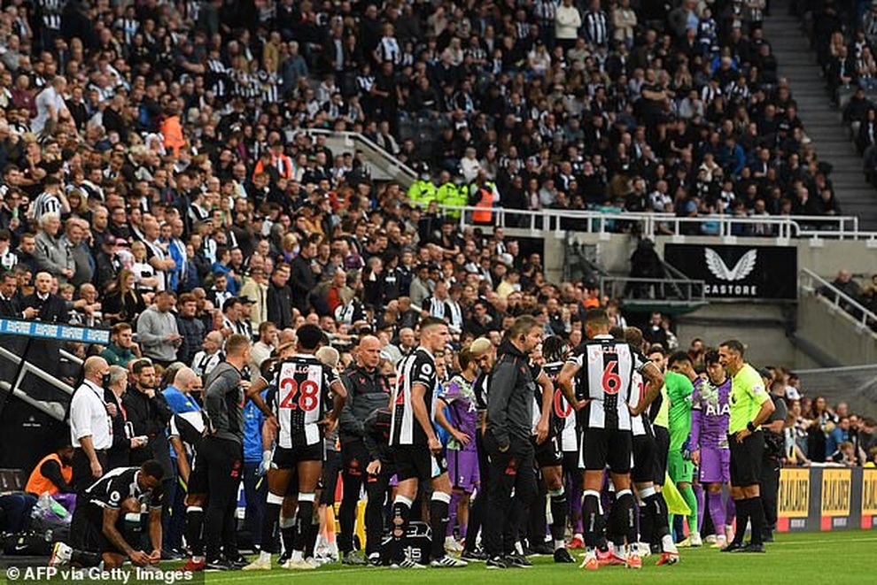 Cổ động viên bị ngừng tim, trận đấu Newcastle - Tottenham tạm dừng - 4 Cổ động viên bị ngừng tim, trận đấu Newcastle - Tottenham tạm dừng - 4