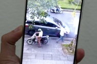 Tài xế ô tô bị hai người đàn ông vây đánh ở TPHCM