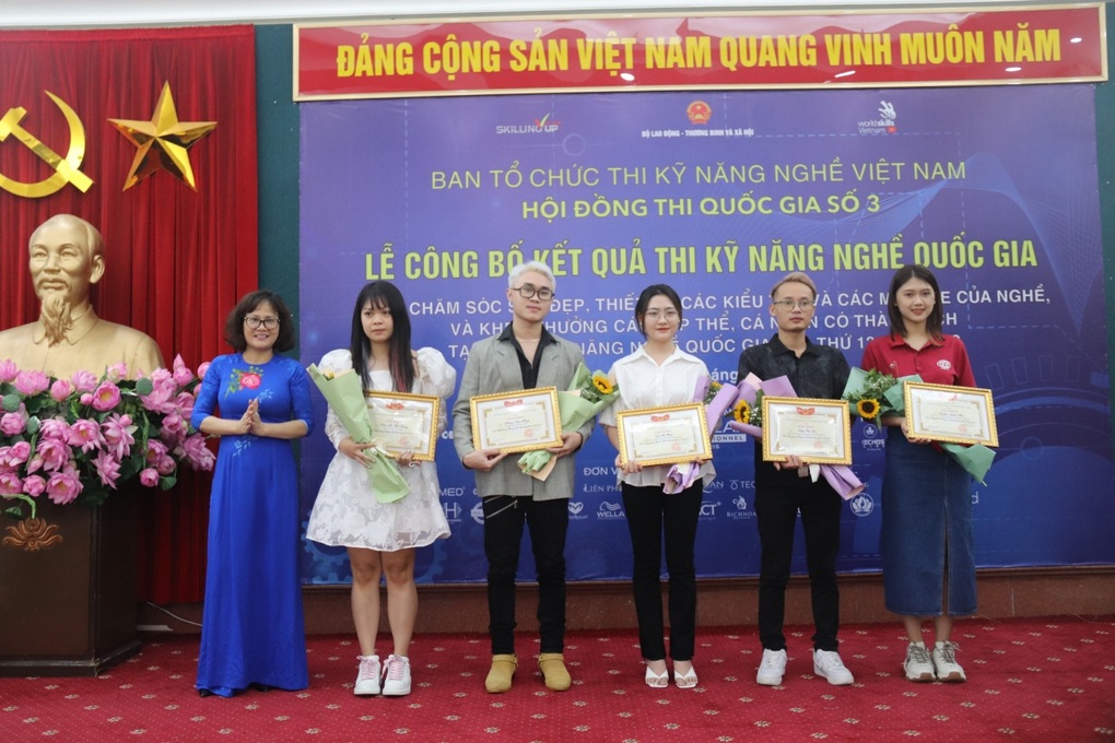 Trao giải thi kỹ năng nghề cho các nhà làm đẹp - 1 Trao giải thi kỹ năng nghề cho các nhà làm đẹp - 1
