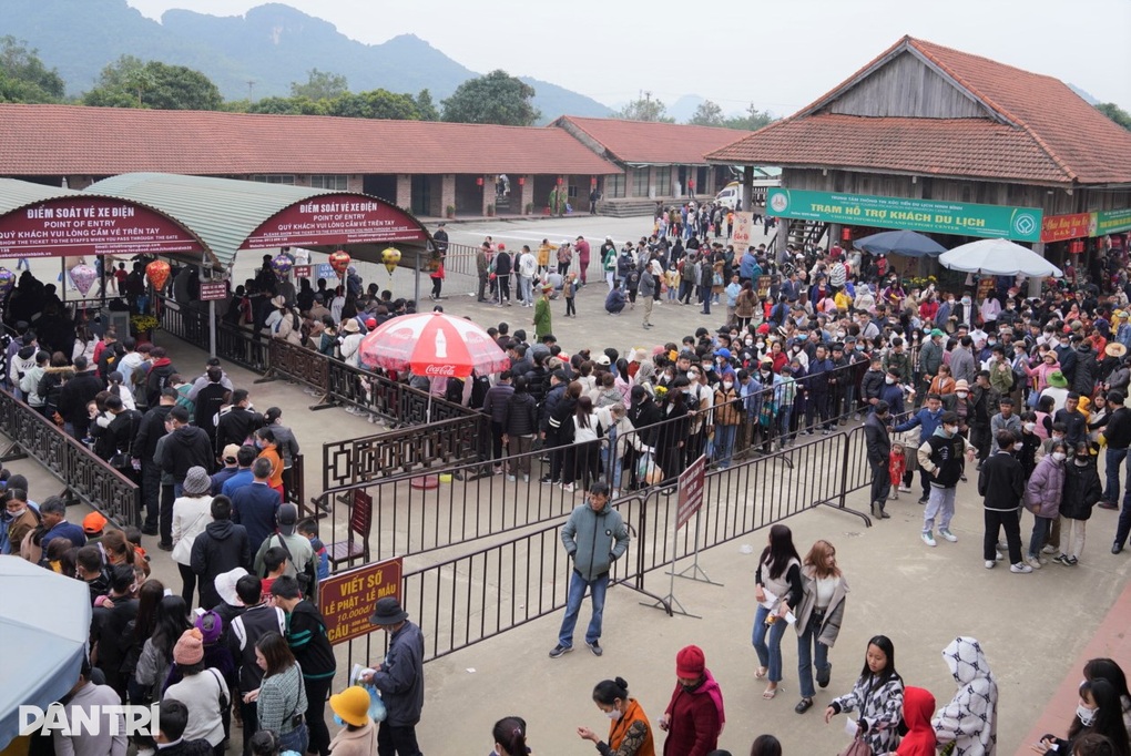 Những điểm du xuân đông kín người đến ngộp thở ở Ninh Bình - 4 Những điểm du xuân đông kín người đến ngộp thở ở Ninh Bình - 4