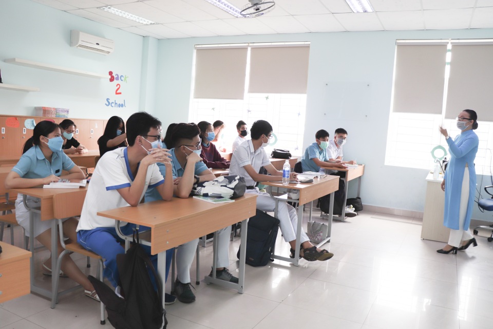 Đà Nẵng: Nhiều học sinh, sinh viên đeo khẩu trang trong lớp học - 4 Đà Nẵng: Nhiều học sinh, sinh viên đeo khẩu trang trong lớp học - 4