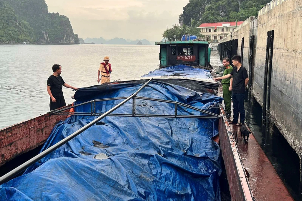 Bắt giữ tàu vận chuyển khoảng 100 tấn than không rõ nguồn gốc - 1 Bắt giữ tàu vận chuyển khoảng 100 tấn than không rõ nguồn gốc - 1