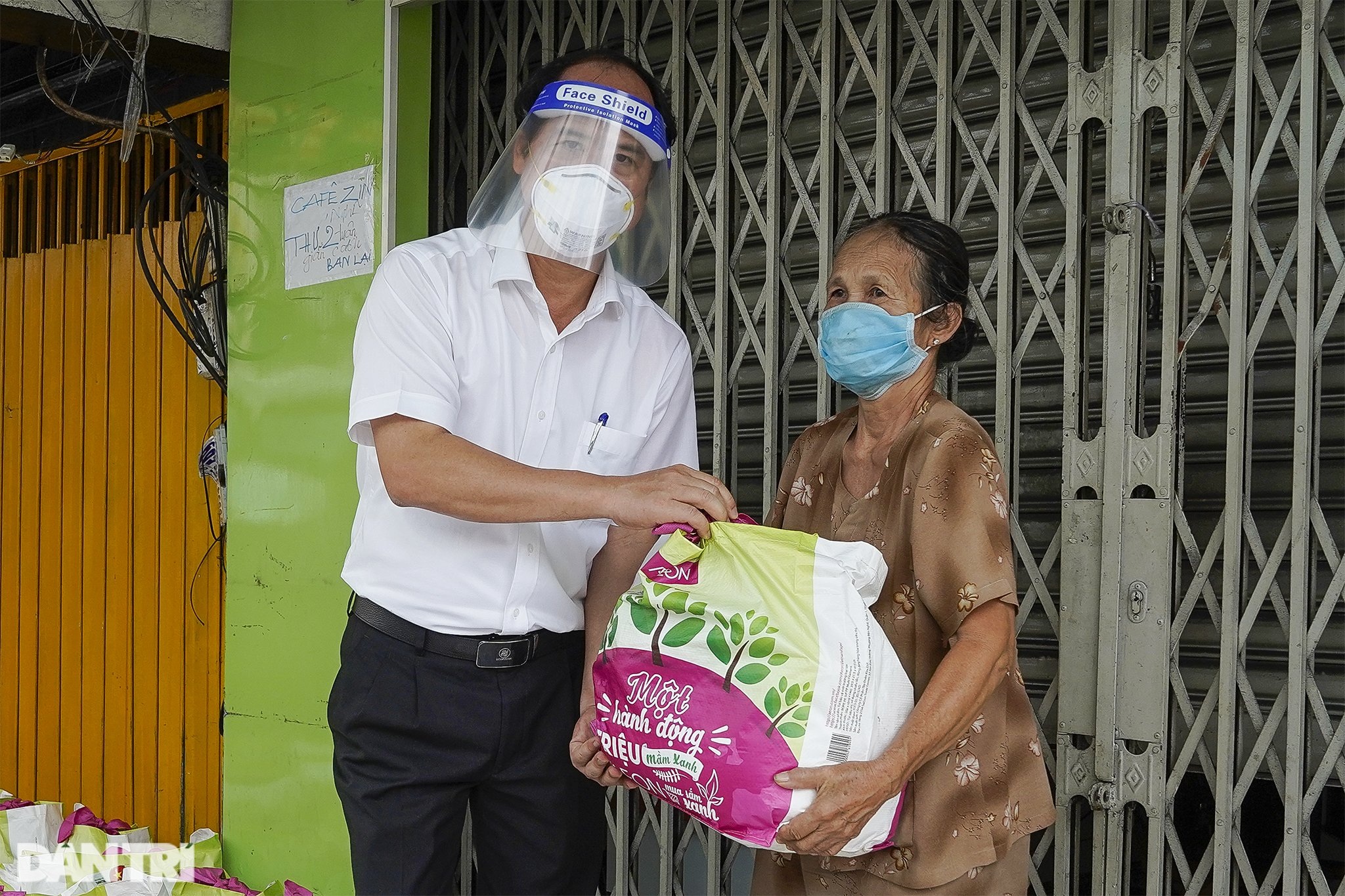2.000 túi an sinh được trao cho người dân vùng dịch ở TPHCM - 7 2.000 túi an sinh được trao cho người dân vùng dịch ở TPHCM - 7