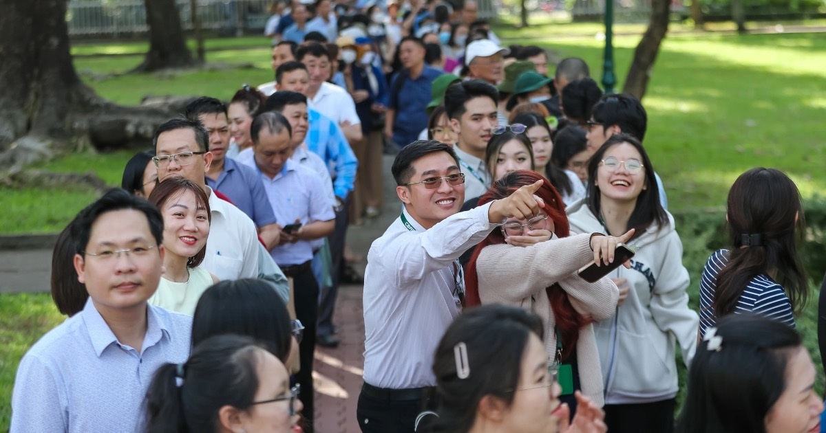 Người dân TPHCM xếp hàng chờ đi tàu metro trong ngày chạy thử cuối cùng - 12