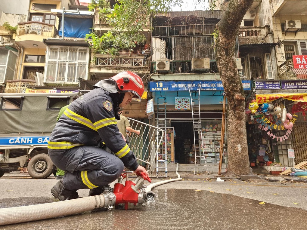 Lửa cháy ngùn ngụt tại ngôi nhà trên phố cổ Hà Nội - 2 Lửa cháy ngùn ngụt tại ngôi nhà trên phố cổ Hà Nội - 2