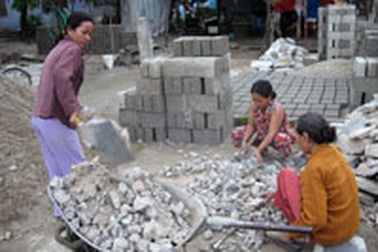 Trộn bê tông “vá” những mảnh đời...