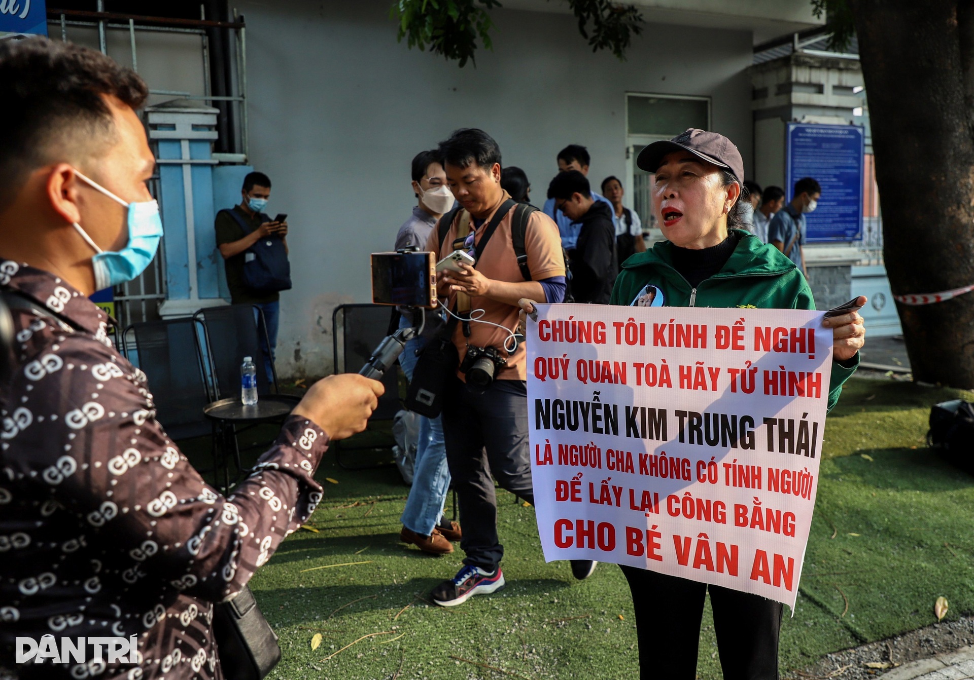 An ninh siết chặt nhiều vòng ở phiên tòa dì ghẻ hành hạ bé gái 8 tuổi - 4 An ninh siết chặt nhiều vòng ở phiên tòa dì ghẻ hành hạ bé gái 8 tuổi - 4