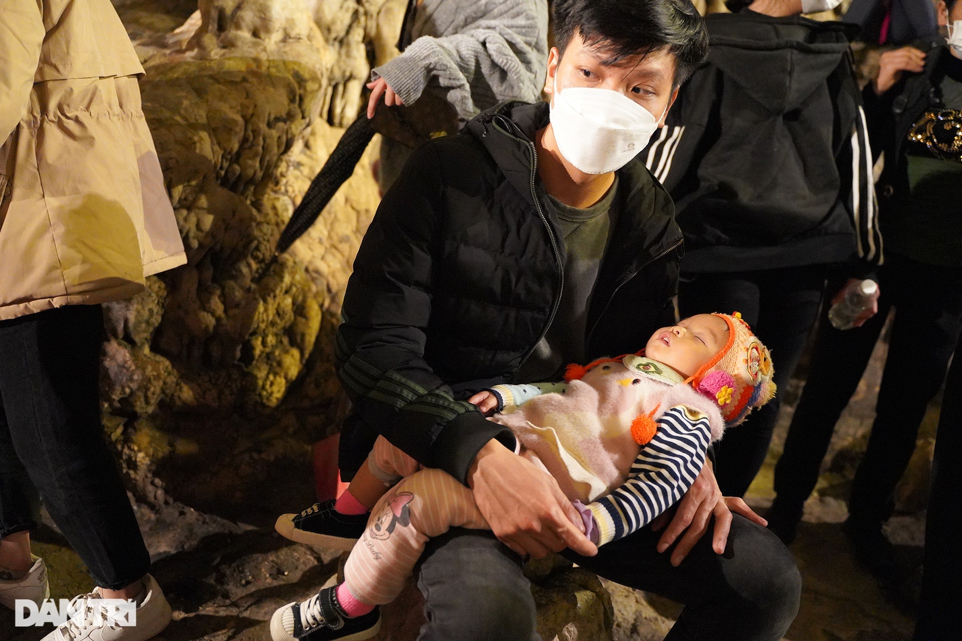 Hàng vạn người đội mưa trẩy hội chùa Hương ngày chính thức mở cửa trở lại - 11