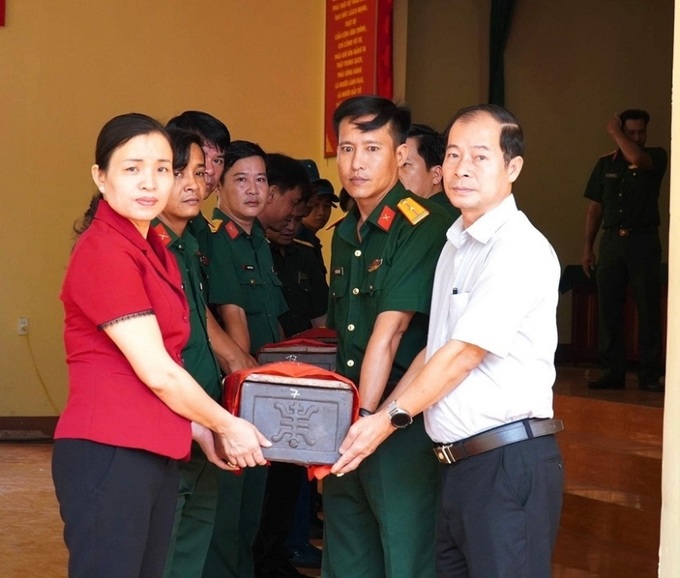 Lực lượng phối hợp tổ chức bàn giao các hài cốt tìm kiếm, cất bốc ở Thị xã Bình Long, Bình Phước. (Ảnh: Báo Quân đội nhân dân)