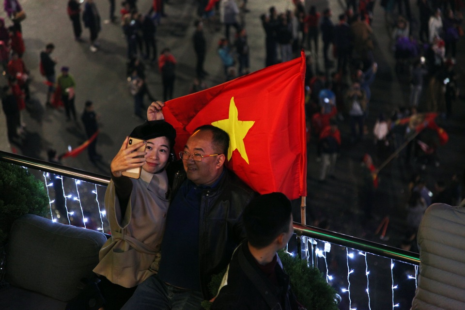 Biển người vỡ òa với ba bàn thắng của U22 Việt Nam vào lưới Indonesia - 11 Biển người vỡ òa với ba bàn thắng của U22 Việt Nam vào lưới Indonesia - 11