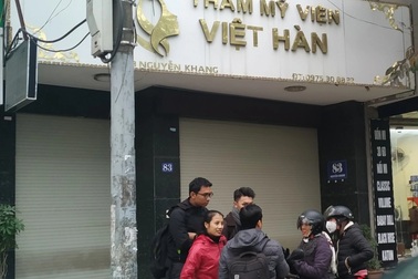 Thẩm mỹ viện Việt Hàn đóng kín cửa, người dân tập trung đông sau vụ việc chết người
