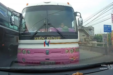 Tắc đường, xe khách thản nhiên đi vào làn ngược chiều