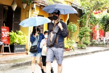 Hội An xử phạt du khách không đeo khẩu trang khi tham quan phố cổ