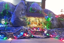 Các nhà thờ trang trí bắt mắt, đường phố đông nghịt người vui chơi đêm Noel