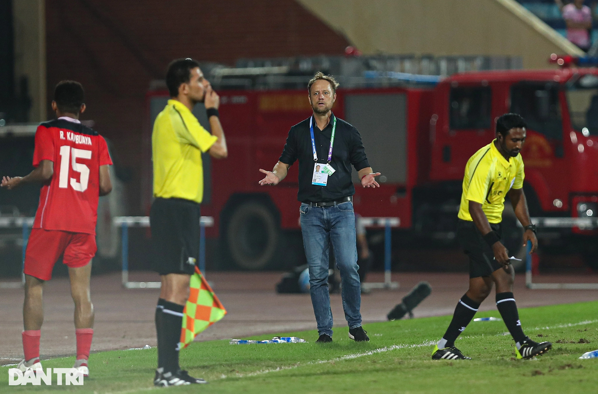 Màn xô xát giữa U23 Thái Lan và U23 Indonesia cùng 4 thẻ đỏ trong 3 phút - 11
