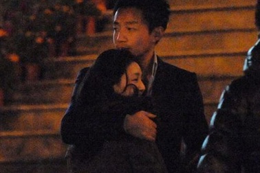 Vợ chồng Từ Hy Viên ôm nhau trên phố