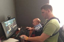 Chết cười với cảnh "gà trống trông con"