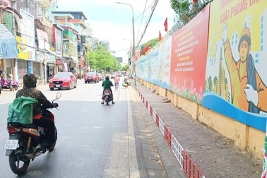 Hải Phòng thí điểm lắp dải phân cách vỉa hè để ngăn ô tô đỗ