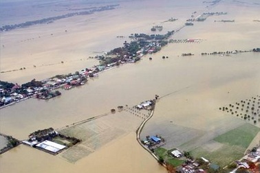 55 người chết vì 2 cơn bão, nhiều người bị mắc kẹt trên mái nhà