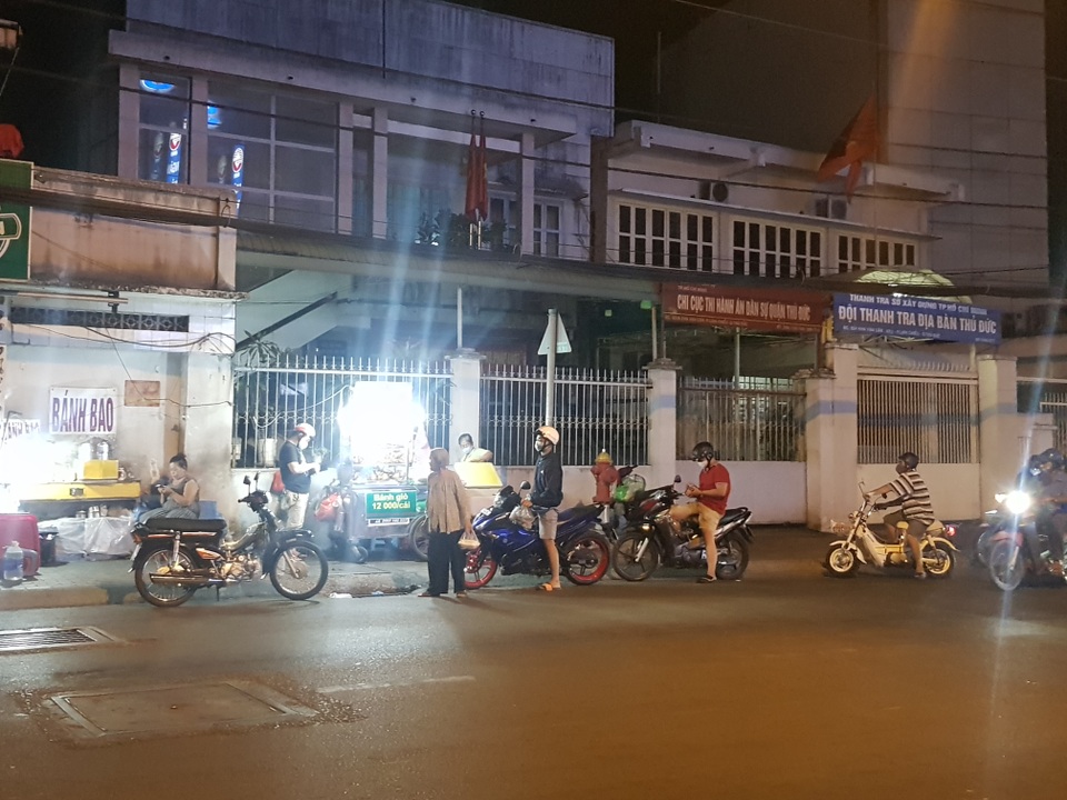 Hàng quán nhộn nhịp.jpg Hàng quán nhộn nhịp.jpg