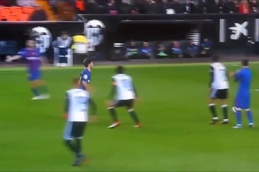 Messi bị đối thủ lột áo ngay trên sân