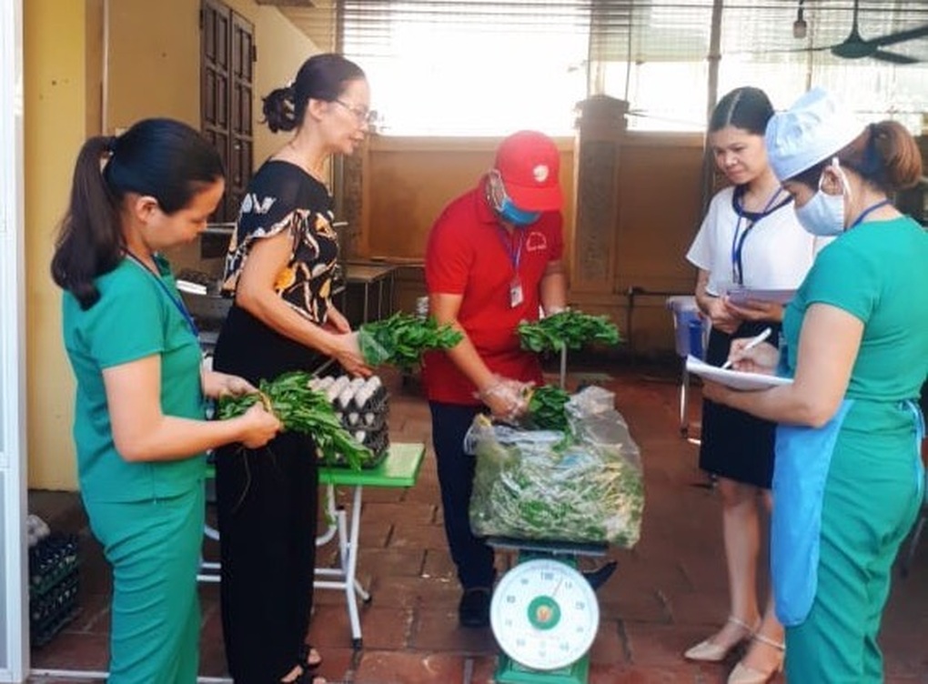 Lương 4 triệu còn bị xay nát ngón tay, “cô nuôi” vẫn không dám nghỉ việc