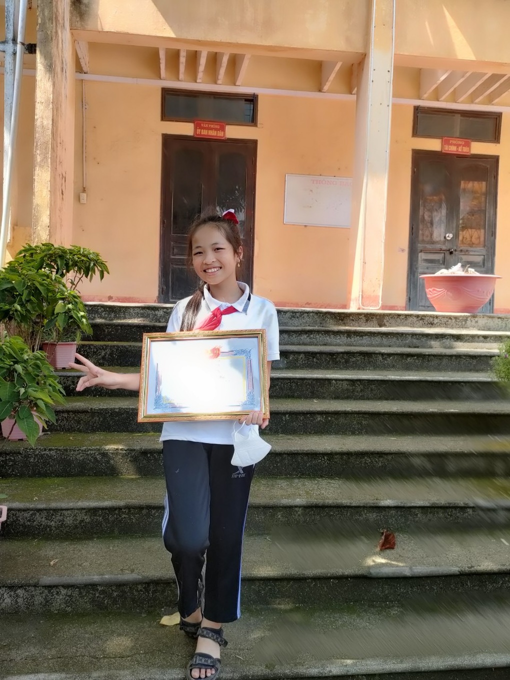 Bố là thợ điện bị ném đá, cô bé lớp 5 làm thơ thanh minh nghẹn ngào - 4 Bố là thợ điện bị ném đá, cô bé lớp 5 làm thơ thanh minh nghẹn ngào - 4