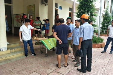 Tiêm phòng cho trâu, cán bộ thú y và chủ nhà bị húc thương vong