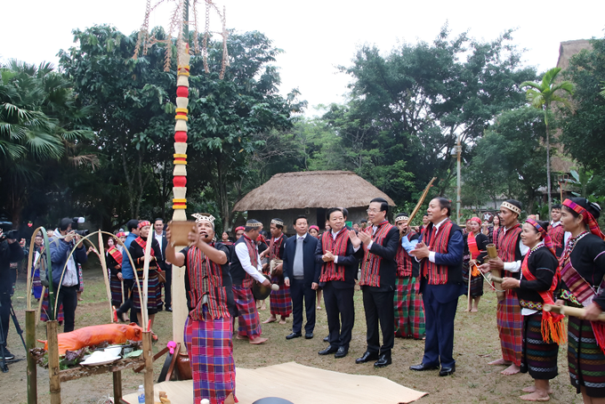 Chủ tịch nước dự lễ Trỉa lúa, hòa vào điệu xòe Thái trong Ngày hội sắc Xuân - 7