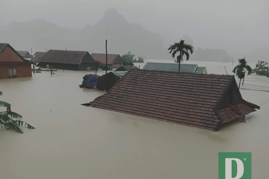 Miền Trung mênh mông nước lũ, hàng trăm ngôi nhà ngập đến tận nóc