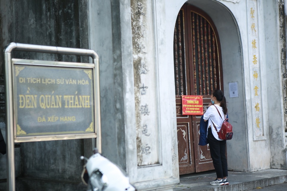 Đền chùa đóng cửa, người dân đứng vái vọng từ xa ngày mùng 1 âm lịch - 7 Đền chùa đóng cửa, người dân đứng vái vọng từ xa ngày mùng 1 âm lịch - 7