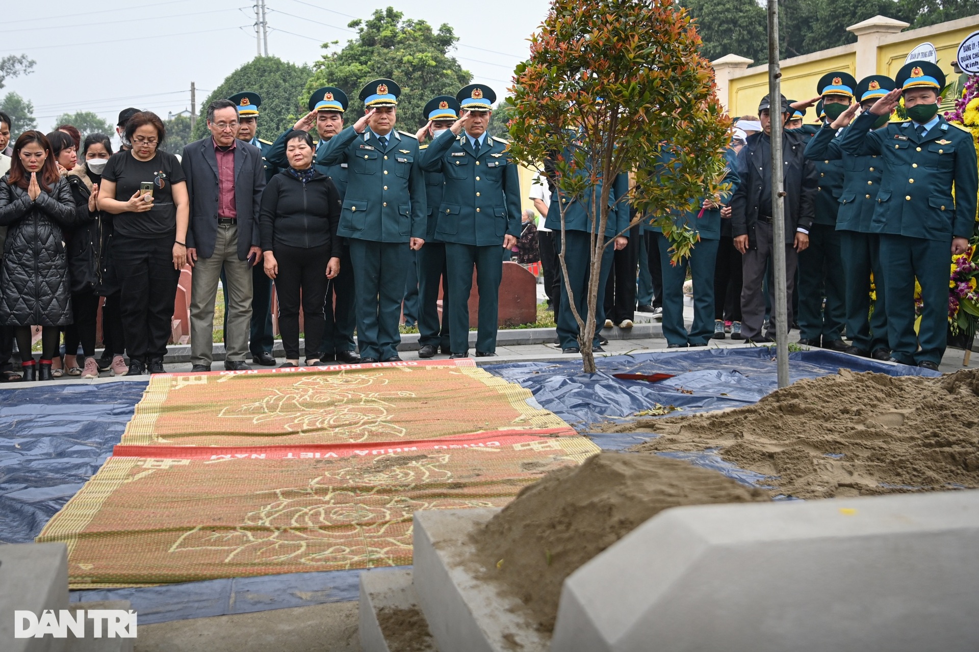 Xúc động tiễn biệt Thiếu tá, phi công Trần Ngọc Duy về đất mẹ - 16 Xúc động tiễn biệt Thiếu tá, phi công Trần Ngọc Duy về đất mẹ - 16