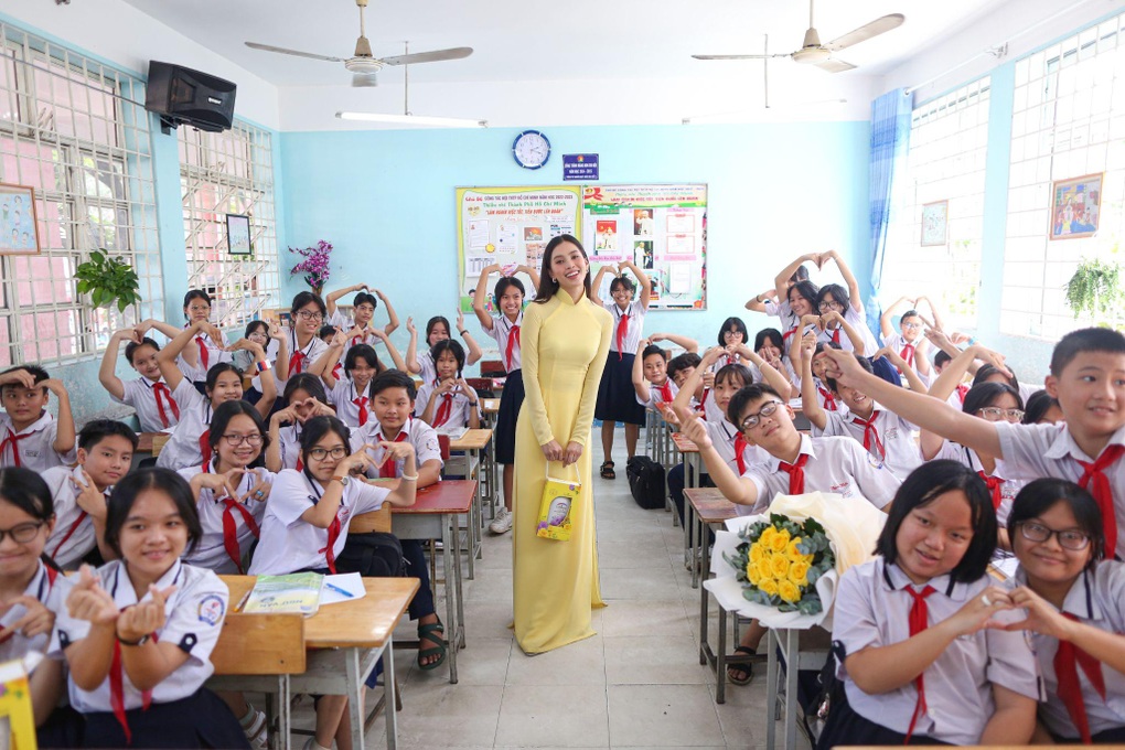 Hoa hậu Tiểu Vy cùng Enchanteur trao quà tri ân thầy cô dịp 20/11 - 5 Hoa hậu Tiểu Vy cùng Enchanteur trao quà tri ân thầy cô dịp 20/11 - 5