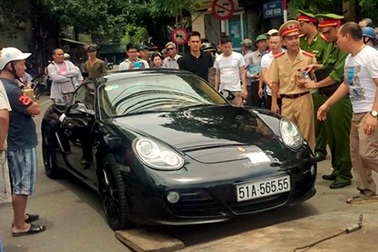 Hà Nội: Tài xế cố thủ trên xe Porsche bị tước bằng lái