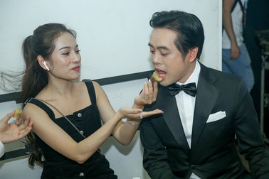 Dương Khắc Linh được vợ mới cưới "chăm sóc tận răng" trong hậu trường